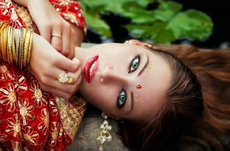 Traditional Maharashtrian Bridal Makeup with Nath and Green Bangles